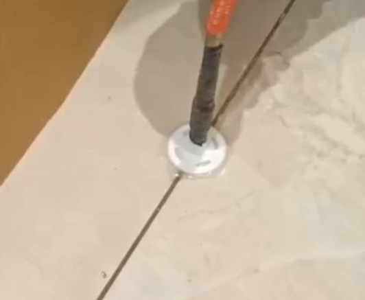 福安瓷砖空鼓维修公司专业解答瓷砖在铺贴过程中，如果没有涂抹均匀到位的粘结材料（如水泥砂浆或瓷砖胶），可能会导致以下问题
