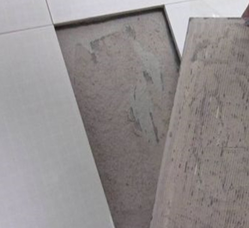 福安瓷砖空鼓维修公司分享瓷砖铺贴时如果打浆（即涂抹在瓷砖背面和基层上的砂浆或瓷砖胶）过少，会带来以下问题